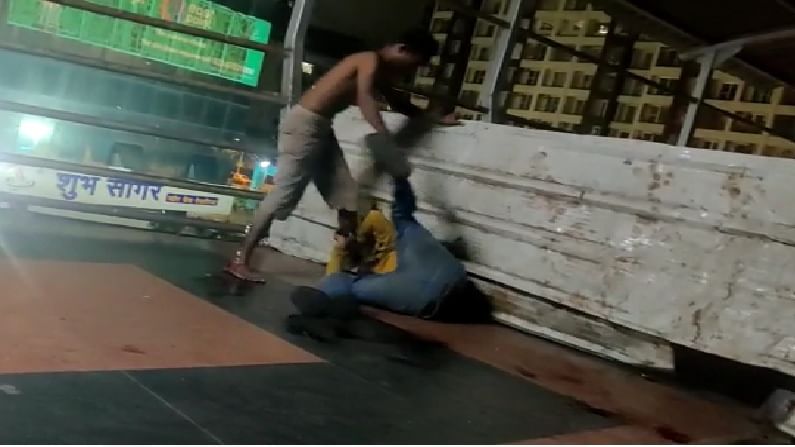 VIDEO | कुर्ला स्टेशनच्या स्कायवॉकवर दोन गर्दुल्ले भिडले, अंमली पदार्थावरुन एकमेकांवर जीवघेणा हल्ला