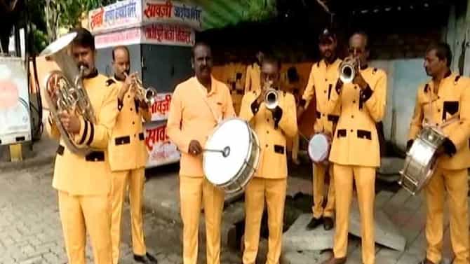 नागपूरच्या बँडपथकांकडून मुख्यमंत्र्यांचे आभार, हॉटेल चालकांचा सरकारवर संताप, असहकार आंदोलनाचा इशारा