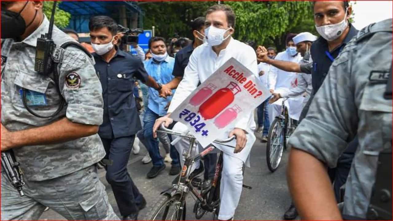 देशातील महागाई वाढली, राहुल गांधींचा मोदी सरकारविरोधात एल्गार; सायकलवर बसून संसदेत