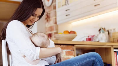 कोरोना संक्रमित माताही करू शकते नवजात बाळाला स्तनपान; काळजी काय घ्यायची? वाचा सविस्तर