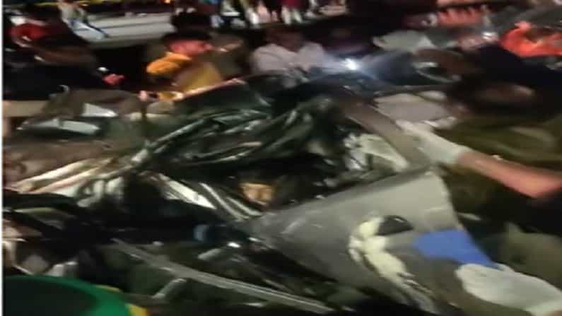 सातारा : पुणे-बंगळुरु राष्ट्रीय महामार्गावर शिरवळजवळ धनगरवाडी येथे सहा वाहनांचा विचित्र अपघात झाला आहे.एका ट्रकने धडक दिल्याने हा अपघात घडला आहे. या अपघातात 3 जणांचा जागीच मृत्यू झाला आहे. तर दोन जण जखमी झाल्याची माहिती समोर येत आहे.