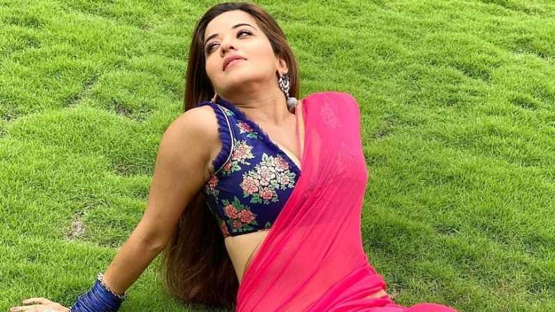 नुकतंच मोनालिसानं गुलाबी साडीतील तिचे ग्लॅमरस फोटो चाहत्यांसाठी शेअर केले आहेत. या फोटोंमधील तिची स्टाईल प्रशंसनीय आहे.