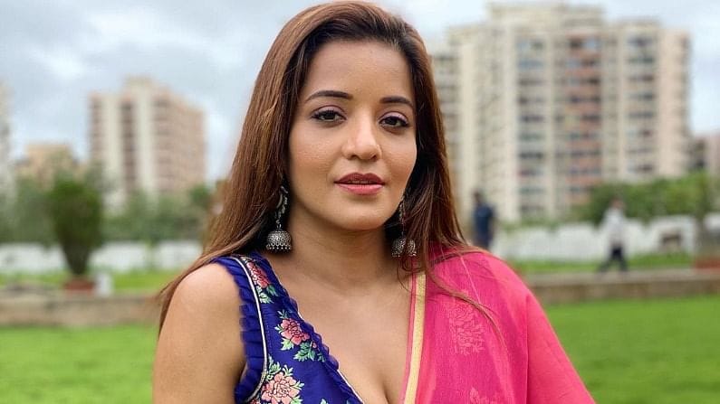 विशेष गोष्ट म्हणजे तिचे वेगवेगळ्या स्टाईलचे फोटो शेअर करताना मोनालिसा यांनी लिहिले आहे की मी "मीरा" आहे .... लवकरच तुमच्या घरी येत आहे… @hungama_play अॅपवर हंगामा करण्यासाठी…