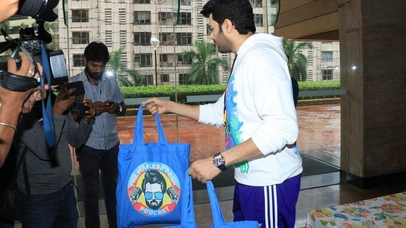 या दरम्यान, मनीषनं फोटोग्राफर्सला काही रिटर्न गिफ्ट्स देखील दिले.