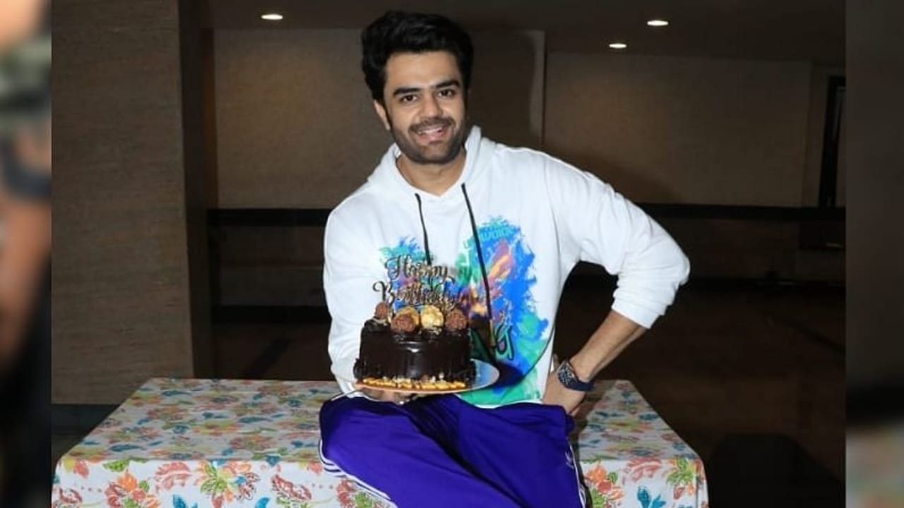 बॉलिवूड अभिनेता आणि टीव्हीचा प्रसिद्ध होस्ट मनीष पॉलनं नुकतंच आपला 40 वा वाढदिवस साजरा केला. कोरोनामुळे मनीषने यावेळी आपला वाढदिवस आपल्या कुटुंबासोबत साजरा करण्याचा निर्णय घेतला होता. दरम्यान, मीडिया फोटोग्राफर्सनीही मनीष पॉलचा वाढदिवस साजरा केला.