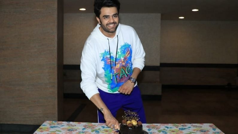 मनीष पॉलच्या वाढदिवशी फोटोग्राफर्सनी चॉकलेट केक आणला होता, मनीषनं त्याच्या इमारतीखाली तो केक कापला.