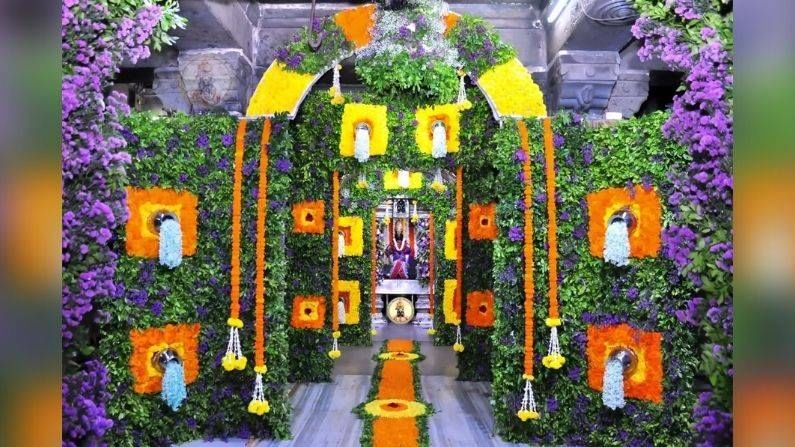 या एकादशी निमित्त पंढरपूरातील विठ्ठल रुक्मिणी मंदिरात फुलांची आरास करण्यात आली.