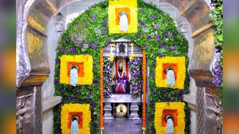 एवढंच नाही तर मंदिरावर फुलांनी ‘आई साहेब’ असं लिहिण्यात आलं आहे. हे नयनरम्य क्षण कॅमेऱ्यात कैद करण्यात आले आहेत.