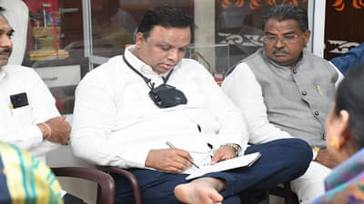 पूरग्रस्तांना पॅकेज म्हणजे वृत्तपत्रातील प्रसिद्धीची बातमी; मुख्यमंत्र्यांनी शब्द फिरविला, आशिष शेलारांचा टोला