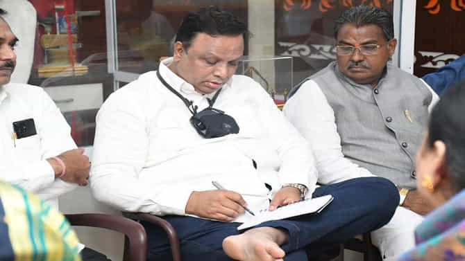 पूरग्रस्तांना पॅकेज म्हणजे वृत्तपत्रातील प्रसिद्धीची बातमी; मुख्यमंत्र्यांनी शब्द फिरविला, आशिष शेलारांचा टोला