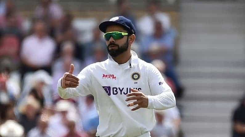 भारतीय क्रिकेट संघाने (Indian Cricket Team) कर्णधार विराट कोहलीच्या (Virat Kohli) नेतृत्त्वाखाली इंग्लंडविरुद्ध पहिल्या टेस्टमध्ये उत्तम सुरुवात केली. इंग्लंडला अवघ्या183 धावांवर सर्वबाद करत सामन्यावर पकड बसवली. सामना सुरु झाल्यानंतर विराटसेनेने उत्तम कामगिरी केली खरी पण सामन्याच्या सुरुवातीला मात्र कर्णधार विराटने एक नकोसा विक्रम आपल्या नावावर केला आहे. कसोटी सामन्यात भारतीय कर्णधार म्हणून सर्वाधिक वेळा नाणेफेक पराभूत होणारा कर्णधार विराट बनला आहे.
