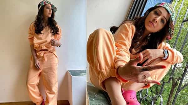 मराठी अभिनेत्री तेजस्विनी पंडित सतत चर्चेत असते. आता सोशल मीडियावर सक्रिय असणाऱ्या तेजस्विनीनं तिच्या इन्स्टाग्राम अकाऊंटवर काही हटके फोटो शेअर केले आहेत. या फोटोमध्ये तिचा नवा लूक पाहून चाहते थक्क झाले आहेत.