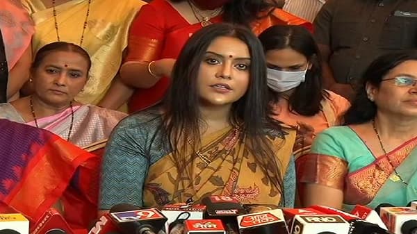 काम एक करतं आणि हार दुसरेच घालून जातात, पुणे मेट्रोवरुन अमृता फडणवीस यांची टीका