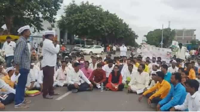 पीक विम्याच्या भरपाईवरुन शेतकरी आक्रमक, बीड पॅटर्न रद्द करण्याची मागणी, स्वाभिमानीचा रास्ता रोको