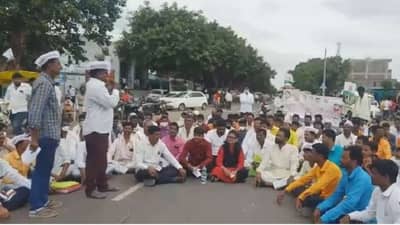 पीक विम्याच्या भरपाईवरुन शेतकरी आक्रमक, बीड पॅटर्न रद्द करण्याची मागणी, स्वाभिमानीचा रास्ता रोको