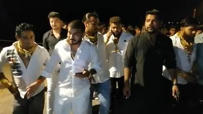 VIDEO | गळ्यात सोन्याच्या जाडजूड चेन, जुहू बीचवर गोल्डमॅन गॅंगचा धिंगाणा