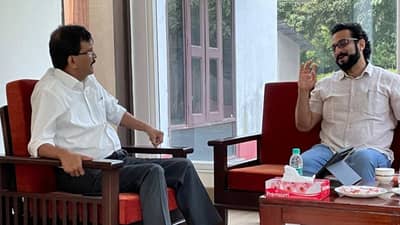 दोन शिवसैनिकांची भेट, राऊतांच्या भेटीनंतर खासदार अमोल कोल्हेंचं खास ट्विट