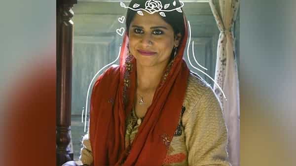 मराठमोळी अभिनेत्री सई ताम्हणकर सध्या मोठ्या प्रमाणात चर्चेत आहे. सईनं नुकतंच ‘मिमी’ या बॉलिवूड चित्रपटातून आपल्या अभिनयाची जादू दाखवली आहे. सई या चित्रपटात क्रिती सॅननच्या मैत्रिणीच्या भूमिकेत आहे.