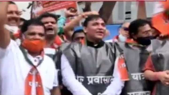 Mumbai Local train : मुंबई लोकल रेल्वेसाठी भाजपचं रेलभरो Mumbai Local train : मुंबई लोकल रेल्वेसाठी भाजपचं रेलभरो