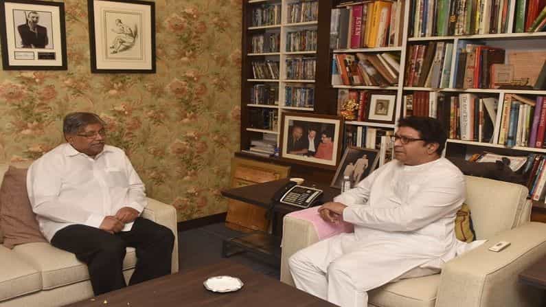 भाजपाचे प्रदेशाध्यक्ष चंद्रकांत पाटील यांनी मनसे अध्यक्ष राज ठाकरे यांची कृष्णकुंज या त्यांच्या निवासस्थानी भेट घेतली. या भेटीत राजकीय चर्चा झाल्याचं चंद्रकांत पाटलांनी मान्य केलं मात्र, आगामी निवडणुकीबाबत युतीसाठी कसलाही प्रस्ताव दिला नसल्याचंही चंद्रकांत पाटलांनी स्पष्ट केलं आहे.