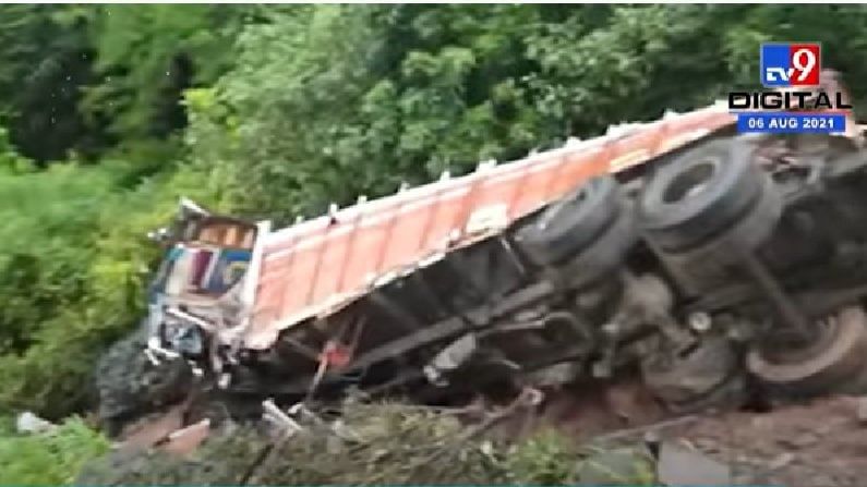 VIDEO | ब्रेक फेल झाल्याने ट्रक 100 फूट खोल दरीत, नवीन कसारा घाटात भीषण अपघात