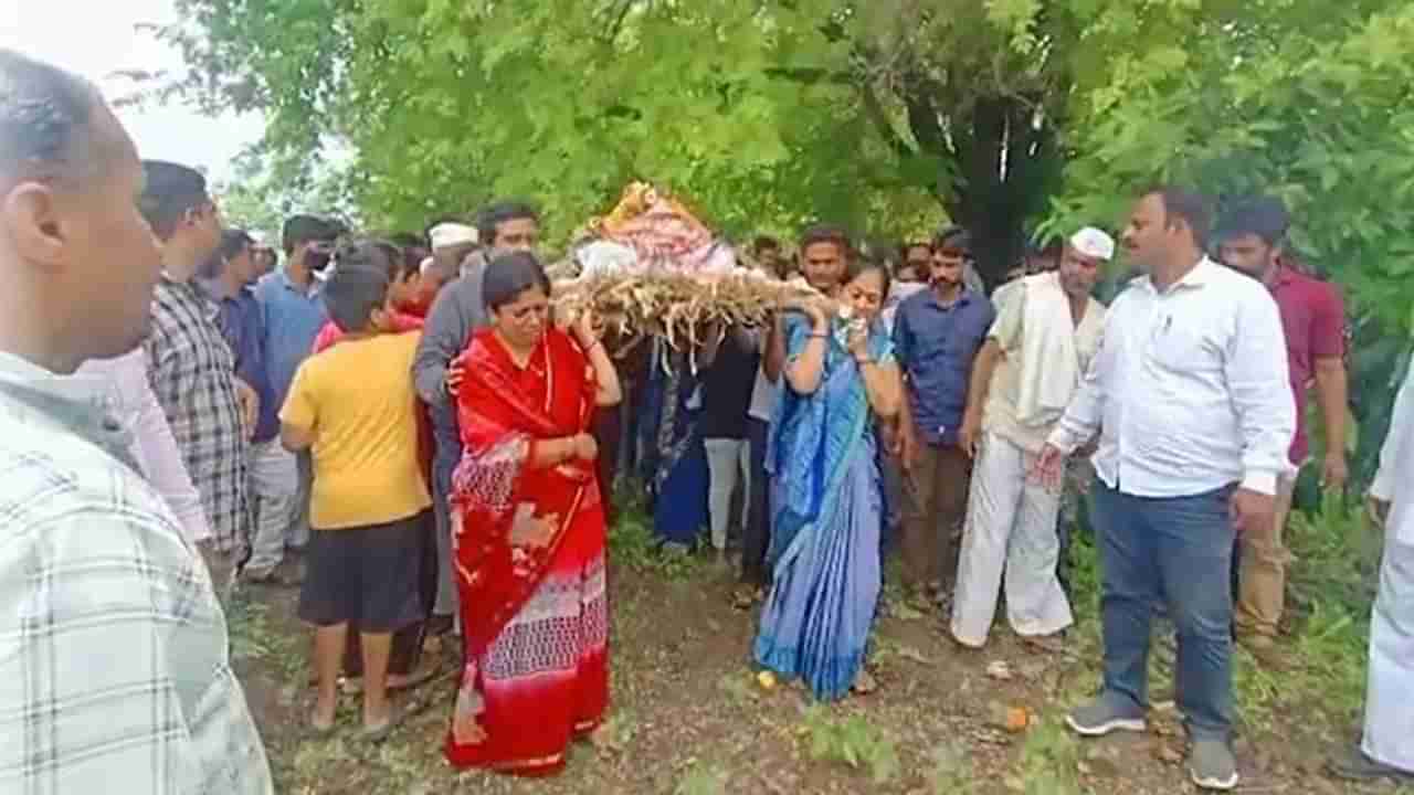 आईप्रमाणे सांभाळणाऱ्या सासूला अखेरचा निरोप, चार सुनांचा पार्थिवाला खांदा