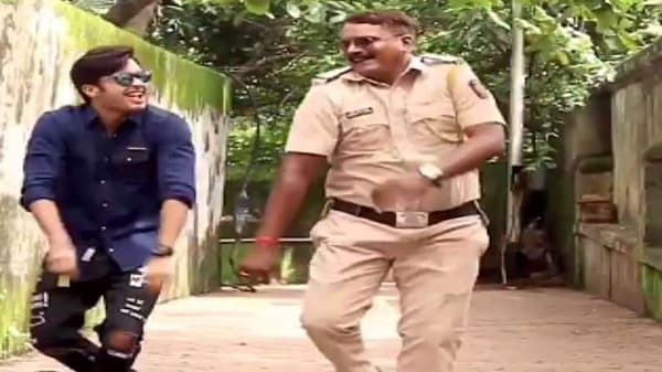 Video | खाकी वर्दीची झाकी, डोळ्याला चस्मा लावून पोलिसाचा धडाकेबाज डान्स, व्हिडीओ एकदा पाहाच !