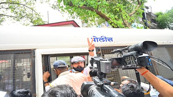 लोकल प्रवास नाकारणारं हे जनताविरोधी ठाकरे सरकार, भातखळकरांचा हल्लाबोल; कांदिवलीत रेलभरो आंदोलन