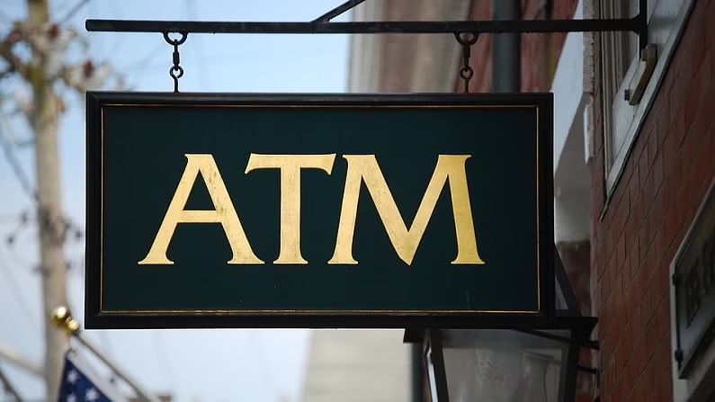 तुम्ही बँकेच्या ATM मधून पैसे काढायला जाता आणि अनेक वेळा खात्यातून पैसे कापले जातात, पण पैसे बाहेर येत नाहीत. कोणतीही तक्रार न करताही बँक काही दिवसात ते पैसे खात्यात परत जमा करते आणि आपण त्याबद्दल तक्रार देखील करू शकता. तक्रार केल्यानंतरही बँकेला तुम्हाला पैसे परत द्यावे लागतात.