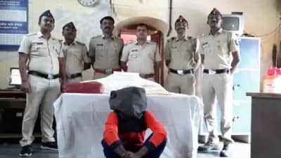 रेल्वेमध्ये 5 लाखांचे दागिने चोरले, बुलडाण्याच्या विहिरीत लपवले, 2 चोरट्यांस तीन महिन्यानंतर बेड्या