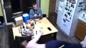 Viral Video : पती मोबाईलमध्ये व्यस्त असतानाच पत्नी आली, नंतर काय घडलं ते पाहाच...
