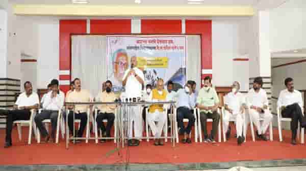 नवी मुंबई विमानतळाला दि. बा. पाटलांचं नाव देण्यासाठी क्रांती दिनी गावागावात मशाल मोर्चा