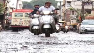 मुसळधार पाऊस आणि महापुरामुळे कोल्हापुरातील रस्त्यांची चाळण, वाहनचालकांच्या पाठीची हाडं खिळखिळी!