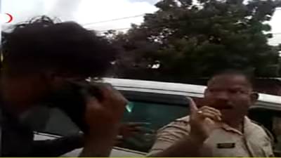 VIDEO : औरंगाबादेत वर्दीतल्या पोलीस निरीक्षकाची दादागिरी, भर रस्त्यात रिक्षाचालकाला अर्वाच्च भाषेत शिवीगाळ-मारहाण, इतका माज येतो कुठून?