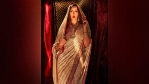 Nora Fatehi : भारतीय साडी, कपाळावर टिकली आणि निरागस रुप, नोरा फतेहीचा पारंपारिक अंदाज पाहिलात?