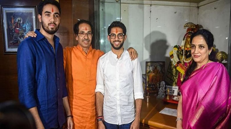 शिवसेनेत आता आदित्यसोबत तेजसही सक्रिय? नार्वेकर म्हणतात, एखादा स्फोटक हवाच ! शिवसेनेत आता आदित्यसोबत तेजसही सक्रिय? नार्वेकर म्हणतात, एखादा स्फोटक हवाच !