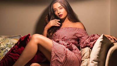 Happy Birthday Surveen Chawla | पाचवेळा कास्टिंग काऊचला बळी पडली, आता छोट्या पडद्यावर कमबॅक करू इच्छित नाही सुरवीन चावला