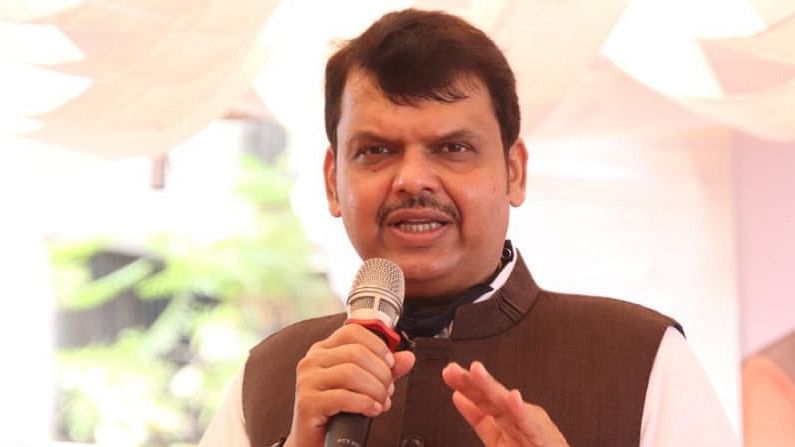 गुळाच्या ढेपेला मुंगळे चिटकलेत, देवेंद्र फडणवीसांचा महाविकास आघाडीवर हल्ला गुळाच्या ढेपेला मुंगळे चिटकलेत, देवेंद्र फडणवीसांचा महाविकास आघाडीवर हल्ला
