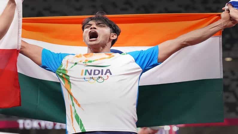 भारताचा भालाफेक स्पर्धेतला स्टार खेळाडू नीरज चोप्राने (Neeraj Chopra) टोकियो आॉलिम्पिक (Tokyo Olympic) स्पर्धेत सुवर्णपदक (Gold Medal) पटकावलं आहे. ऑलिम्पिक स्पर्धेत भालाफेकीत भारताला मिळालेलं हे पहिलं सुवर्णपदक ठरलं आहे.