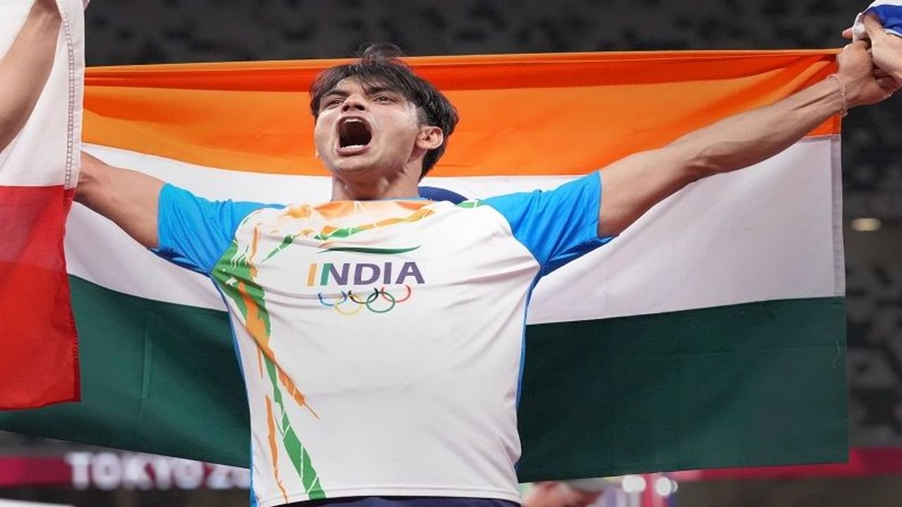 भारताचा भालाफेक स्पर्धेतला स्टार खेळाडू नीरज चोप्राने (Neeraj Chopra) टोकियो आॉलिम्पिक (Tokyo Olympic) स्पर्धेत सुवर्णपदक (Gold Medal) पटकावलं आहे. ऑलिम्पिक स्पर्धेत भालाफेकीत भारताला मिळालेलं हे पहिलं सुवर्णपदक ठरलं आहे. 