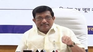 मुख्यमंत्री उद्धव ठाकरेंकडून नारायण राणेंच्या मित्राला राज्य मंत्रीपदाचा दर्जा! कोण आहेत विद्याधर अनास्कर?