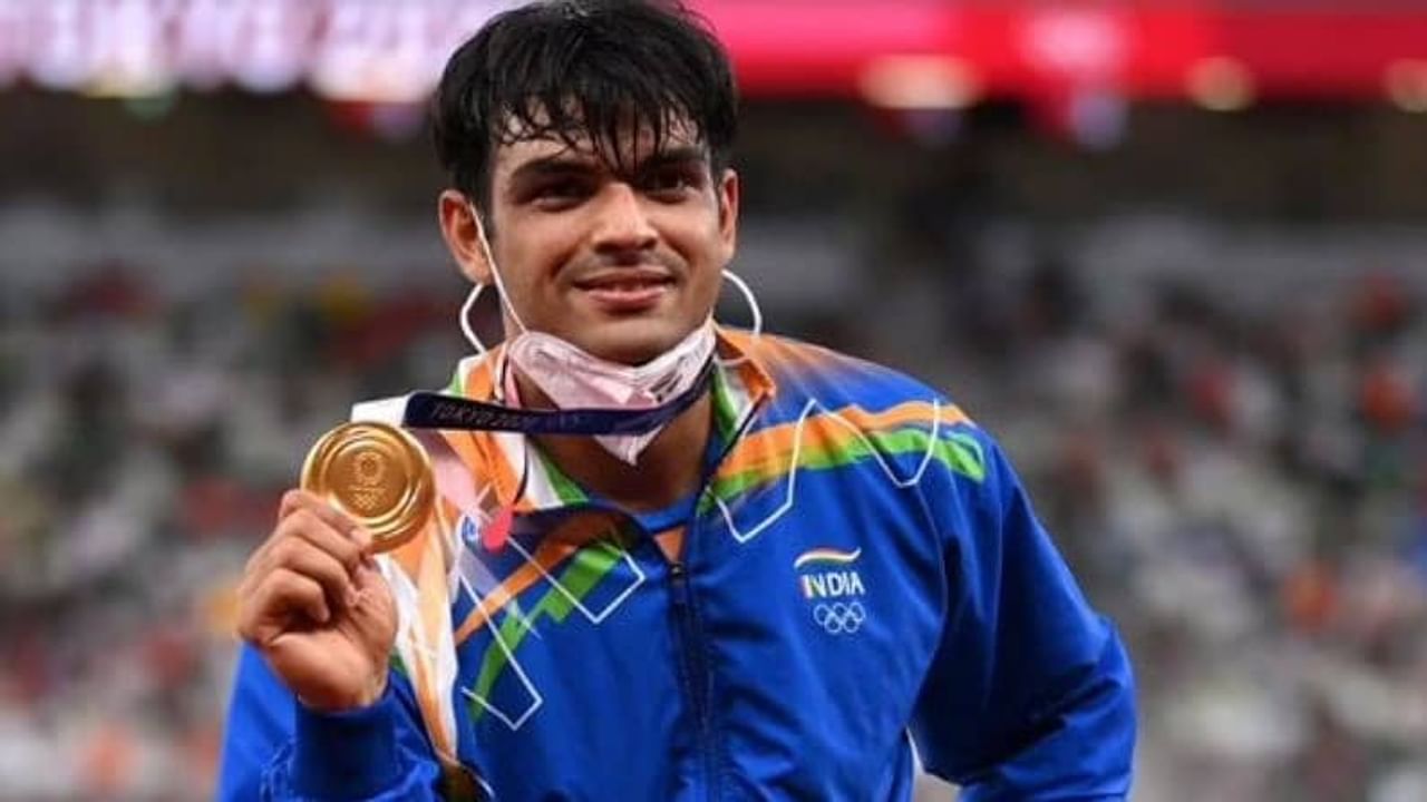 भारतीय भालाफेक खेळाडू नीरज चोप्राने (Neeraj Chopra) टोक्यो ओलिम्पिकमध्ये (Tokyo Olympic) सुवर्णपदक जिंकत इतिहास रचला. त्याने तब्बल 87.58 मीटर लांब भाला फेकत हे सुवर्णपदक मिळवलं. तब्बल 100 वर्षांत एथलेटिक्समध्ये भारताला मिळालेलं हे पहिलं सुवर्णपदक असल्याने नीरजवर संपूर्ण देशातूंन कौतुकाचा वर्षाव होत आहे. सोबतच त्याला कोट्यवधींची बक्षिसंही जाहीर झाली असून यात रोख रकमेसह, गाडी, घर बनवण्यासाठी मोफत सिंमेट, मोफत हवाईयात्रा अशी अनेक बक्षिसं आहेत.