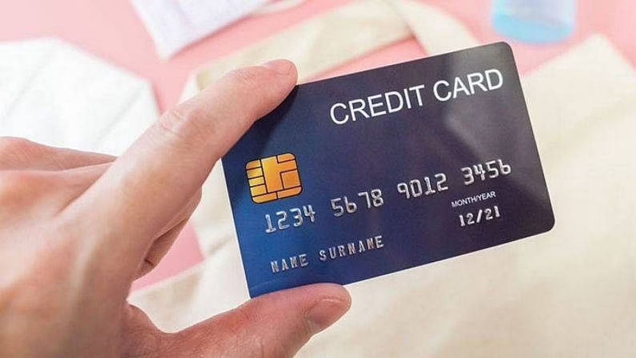 क्रेडिट किंवा डेबिट कार्ड हरवले अथवा चोरीला गेले, तर अनेकांना घाबरुनच काही सुचेनासे होते. मात्र, तुमच्यावर अशी परिस्थिती ओढावल्यास घाबरून जाऊ नका. त्याऐवजी तातडीने हालचाली करून बँकेला कळवल्यास तुमच्या क्रेडिट कार्डाचा गैरवापर टाळता येऊ शकतो. तुम्हाला इंटरनेटवर तुमच्या बँकेचा हेल्पलाईन नंबर मिळू शकतो. याशिवाय, तुमच्या क्रेडिट कार्डाच्या स्टेटमेंटवरही हेल्पलाईन नंबर असतो. या क्रमांकावर फोन करुन तुम्ही क्रेडिट कार्ड गहाळ झाल्याची माहिती देऊ शकता. जेणेकरून बँकेकडून तुमचे क्रेडिट कार्ड ब्लॉक करण्यात येईल.
