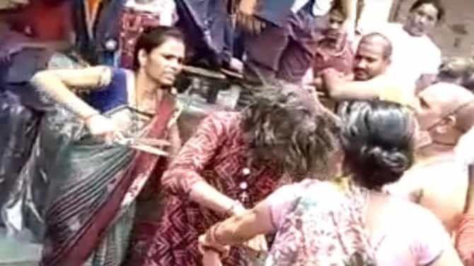 पतीशी विवाहबाह्य संबंध असल्याचा संशय, पत्नीने बळजबरी तरुणीचे केस कापले