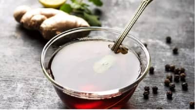 Tulsi-haldi kadha : पावसाळ्यात रोगप्रतिकारक शक्ती वाढवण्यासाठी तुळस-हळदीचा काढा प्या!