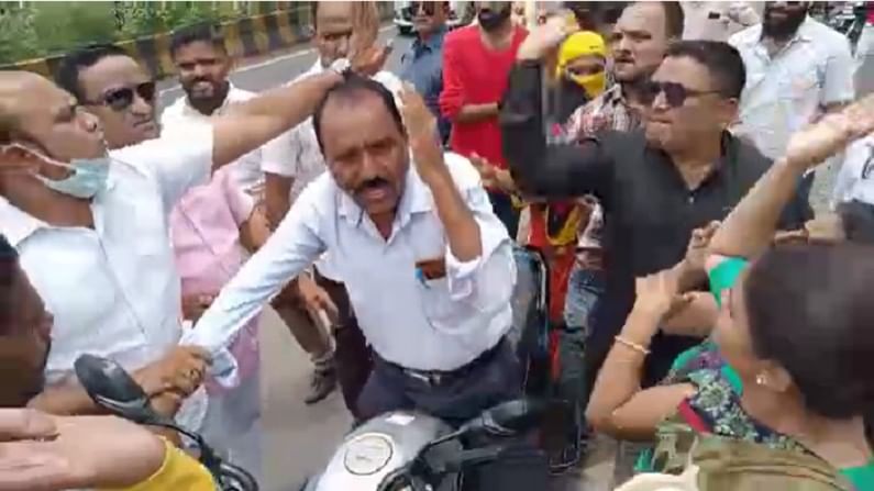 VIDEO : सुरक्षा कंत्राटदाराने महिलांना छळलं, मनसेने भर रस्त्यात चोपचोप चोपलं !
