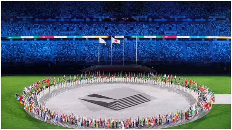 टोक्यो ओलिम्पिकच्या सांगता समारोहावेळी सर्व संघाचे खेळाडू एका गोलात उभे असल्याने जणू सर्व जगच एका गोलात सामावल्याचं दिसत होतं. संपूर्ण स्पर्धा कोरोना नियमांचे कडेकोट पालन करुन पार पाडण्यात आली.