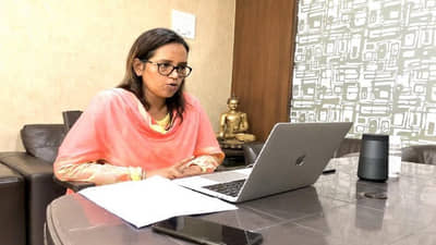 घरातूनच राजकारणाचं बाळकडू मिळालेल्या राज्याच्या पहिल्या महिला शिक्षणमंत्री, कसा आहे वर्षा गायकवाड यांचा राजकीय प्रवास?