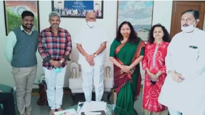 सुप्रसिद्ध अभिनेत्री अलका कुबल शरद पवारांच्या भेटीला, गोविंदबागेतील निवासस्थानी भेट