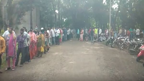 नाशिकमध्ये लस घेण्यासाठी पहाटे 3 वाजल्यापासून रांगा लागल्या आहेत. कारण 3 दिवसांच्या प्रतिक्षेनंतर शहरात लसीचा साठा उपलब्ध झाला आहे.
